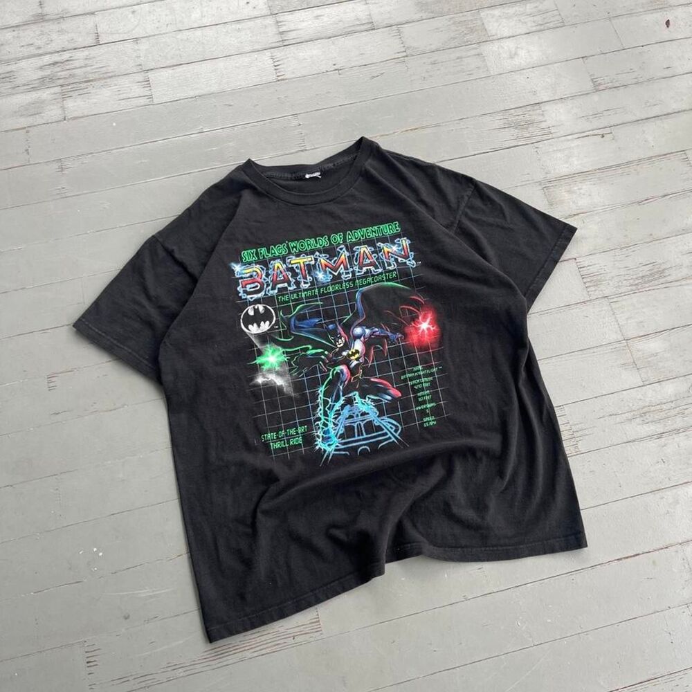 Vintage 2000s Batman Six Flags Streetwear Y2K Graphic Tee Shirt